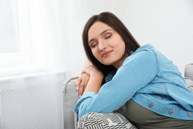 Genç kadın evde kanepede rahatlatıcı