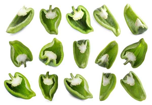 Rauwe groene paprika geïsoleerd op wit — Stockfoto