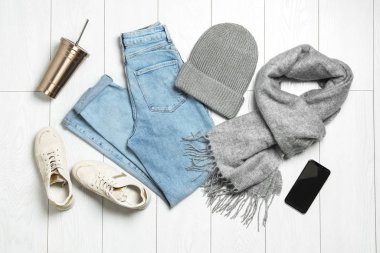 Düz kompozisyon, beyaz ahşap sırtında şık kıyafetler.