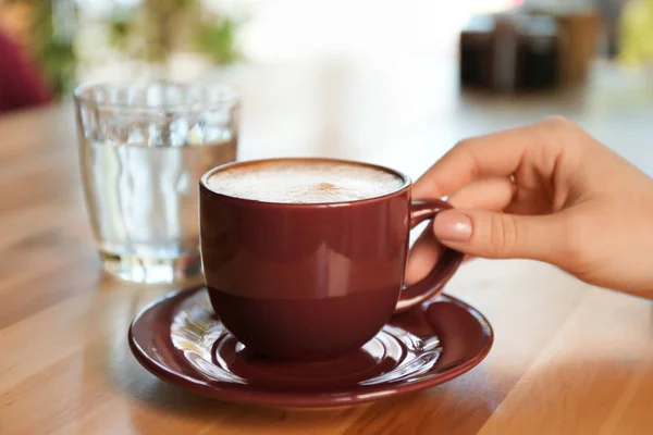 Femme Avec Café Aromatique Table Dans Café Gros Plan — Photo