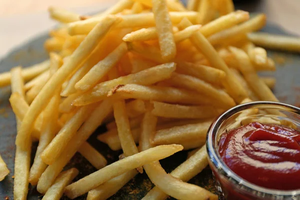 Νόστιμες Τηγανητές Πατάτες Κόκκινη Σάλτσα Σερβίρεται Στο Τραπέζι Στο Καφέ — Φωτογραφία Αρχείου