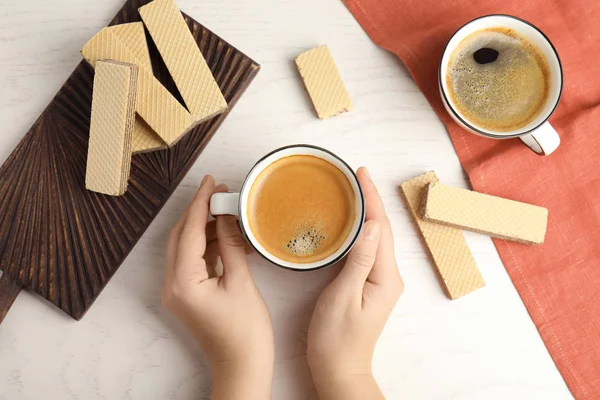 Femme Petit Déjeuner Avec Délicieux Café Gaufrettes Table Bois Blanc — Photo