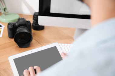 Ofiste çalışan profesyonel fotoğrafçı.