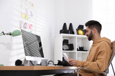 Ofiste çalışan profesyonel fotoğrafçı.