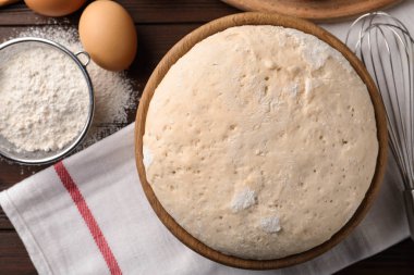 Hamur işleriyle dolu bir kase masada, düz yerde.