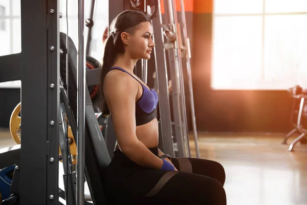 Jeune Femme Vêtements Sport Reposant Dans Salle Gym Moderne — Photo