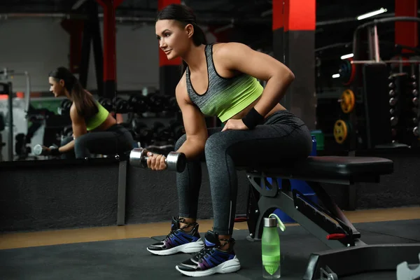 Jeune Femme Travaillant Avec Haltère Dans Salle Gym Moderne — Photo