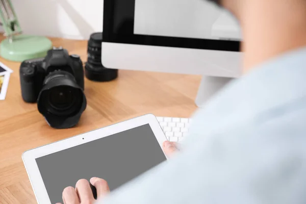 Професійний фотограф, який працює за столом в офісі, зосередитися на h — стокове фото