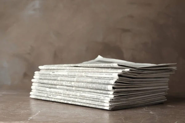 Pilha de jornais na mesa de mármore. Trabalho de jornalista — Fotografia de Stock