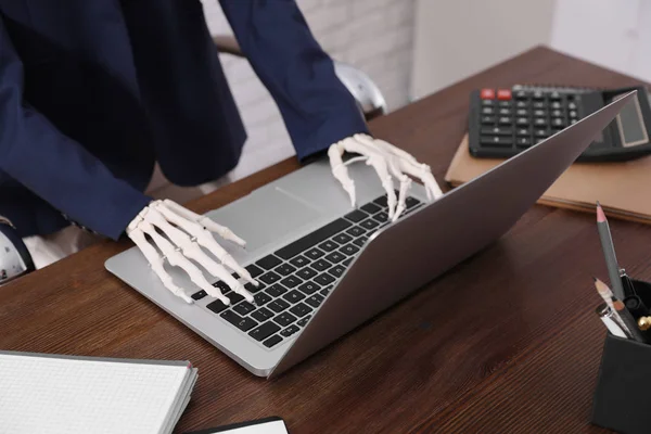 Esqueleto Humano Terno Usando Laptop Mesa Close — Fotografia de Stock