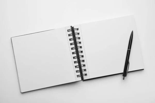 Abra Cuaderno Vacío Pluma Aislados Blanco Vista Superior — Foto de Stock