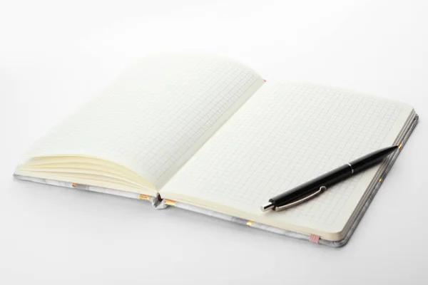 Κομψό Ανοιχτό Σημειωματάριο Και Στυλό Που Απομονώνονται Λευκό — Φωτογραφία Αρχείου
