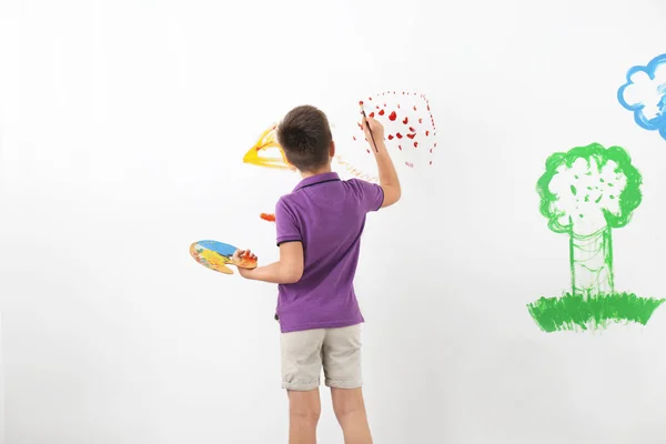 Malowanie Małych Dzieci Białej Ścianie Pomieszczeniach — Zdjęcie stockowe