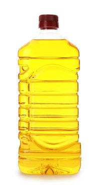Beyaza izole edilmiş plastik şişede pişirme yağı.