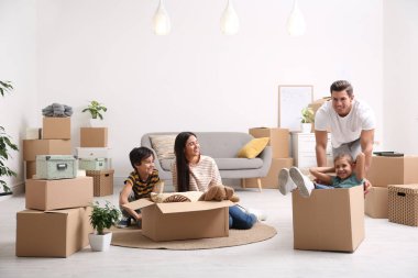 Mutlu aile kutuları taşırken eğleniyor.