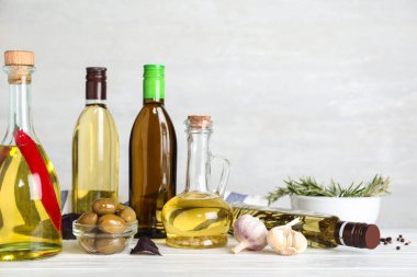 Beyaz ahşap üzerinde farklı türde pişirme yağı içeren kompozisyon 