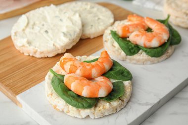 İçinde karides ve fesleğen olan pirinç kekleri, yakın plan.