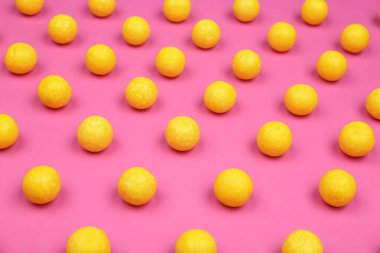 Pembe arka planda bir sürü lezzetli limon damlası