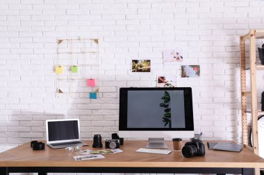 Ofisinde profesyonel kamera olan bir fotoğrafçı işyeri.