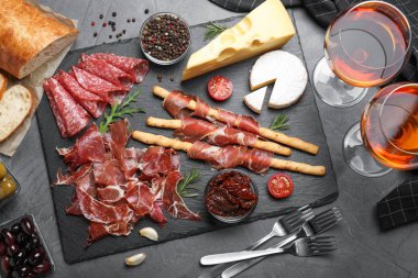 Lezzetli prosciutto gri masada servis edilir.