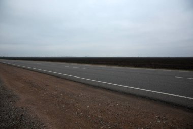 Ulaşımsız asfalt otoyolun güzel manzarası