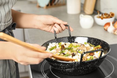 Lezzetli risotto pişiren kadın, yakın plan. Lezzetli tarif