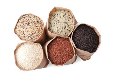 Kahverengi ve cilalanmış pirinç kağıt torbalarda beyaz arka planda, üst manzara