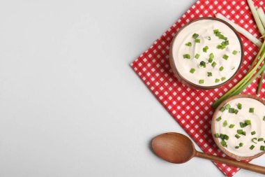 Beyaz masada soğanlı taze ekşi krema, düz. Metin için boşluk