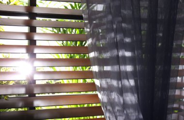 Güzel perdeli ve panjurlu pencere, yakın plan.