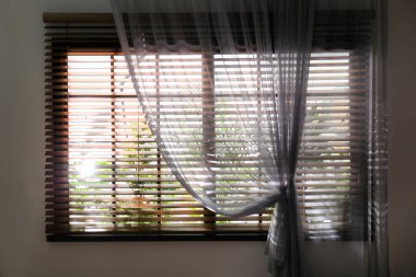 Güzel perdeli ve panjurlu pencere, yakın plan.