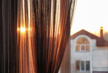 Güzel şeffaf perdeli pencere, yakın çekim manzaralı