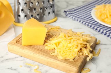 Lezzetli rendelenmiş peynir beyaz mermer masada