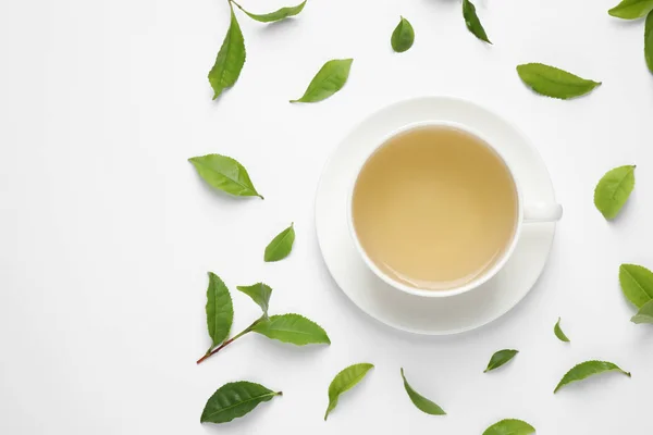 白い背景に緑茶とフラットレイアウト組成物 — ストック写真