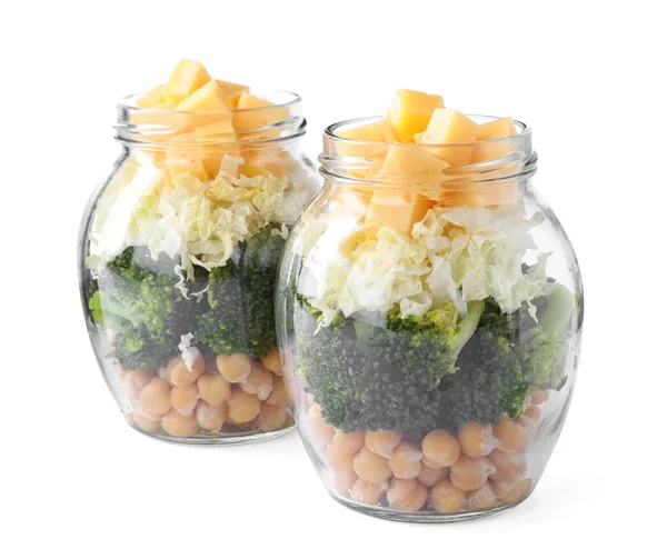 Gezonde salade in glazen potten geïsoleerd op wit — Stockfoto
