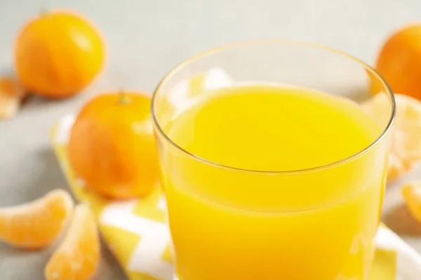 Glas frischer Mandarinensaft, Nahaufnahme — Stockfoto