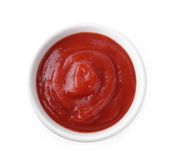 Gustosa salsa di pomodoro in ciotola isolata su bianco, vista dall'alto — Foto Stock