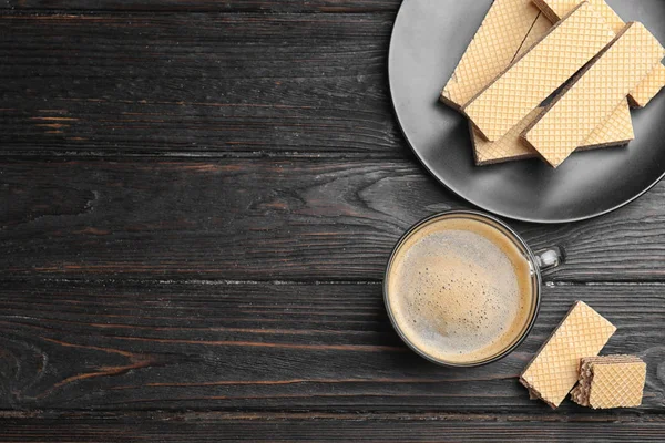 黒の木製のテーブルの上でおいしいウェーハとコーヒーと朝食 フラットレイアウト テキストのスペース — ストック写真
