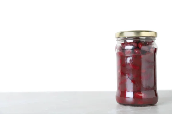 Tarro de vidrio de frijoles rojos en vinagre sobre mesa de mármol claro. Espacio para — Foto de Stock