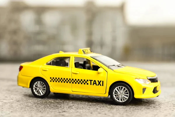 城市街道上的黄色出租车模型 — 图库照片