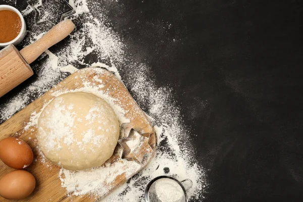 Platt Låg Sammansättning Med Ägg Och Andra Ingredienser Svart Bord — Stockfoto