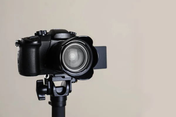 Moderne Professionele Videocamera Beige Achtergrond — Stockfoto