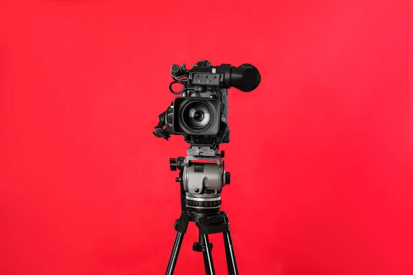Moderne Professionele Videocamera Rode Achtergrond — Stockfoto