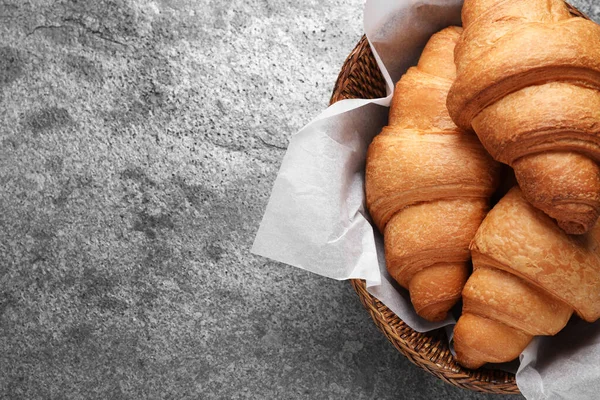 Finom Friss Croissant Szürke Asztalon Felülnézetből Szöveg Helye — Stock Fotó