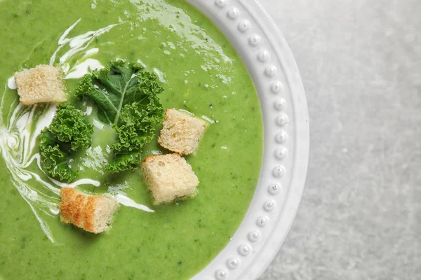 Zuppa Cavolo Saporito Con Crostini Sul Tavolo Grigio Vista Dall — Foto Stock