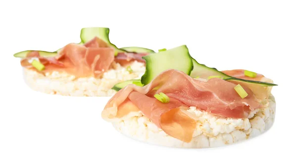 Gepofte Rijstkoeken Met Prosciutto Komkommer Geïsoleerd Wit — Stockfoto