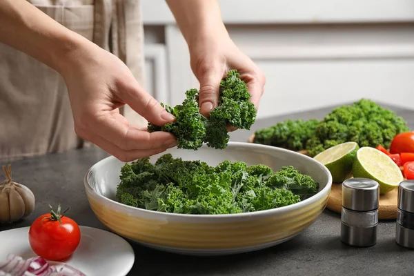 Gri Masada Lezzetli Lahana Salatası Pişiren Kadın Yakın Plan — Stok fotoğraf