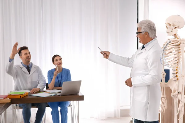 Studenti Medicina Professore Che Studiano Anatomia Dello Scheletro Umano Classe — Foto Stock