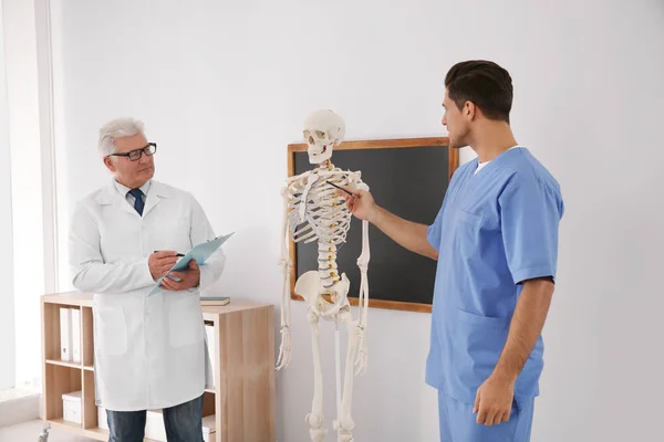 Medische Student Professor Die Anatomie Van Het Menselijk Skelet Bestudeert — Stockfoto