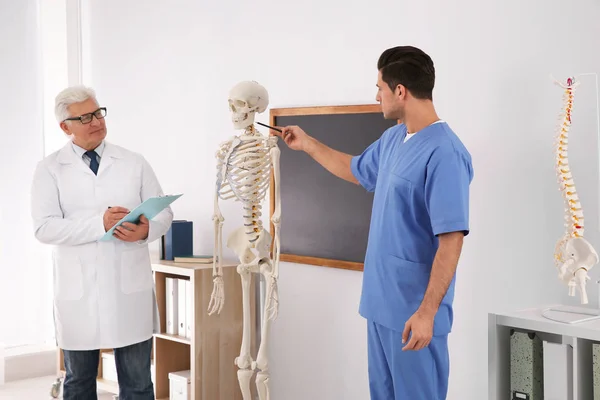 Estudiante Medicina Profesor Anatomía Esquelética Humana Aula — Foto de Stock