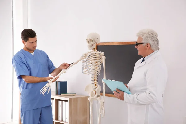 Medische Student Professor Die Anatomie Van Het Menselijk Skelet Bestudeert — Stockfoto
